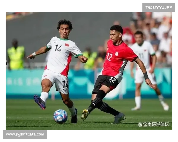 非洲杯决赛现场球迷狂欢，东道主摩洛哥攻势占优